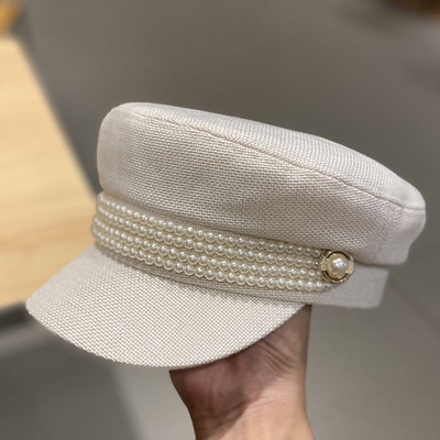 Stílusos női sapka gyöngyökkel és napellenzővel