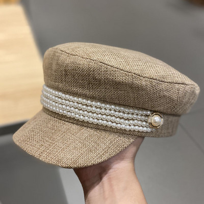 Stílusos női sapka gyöngyökkel és napellenzővel