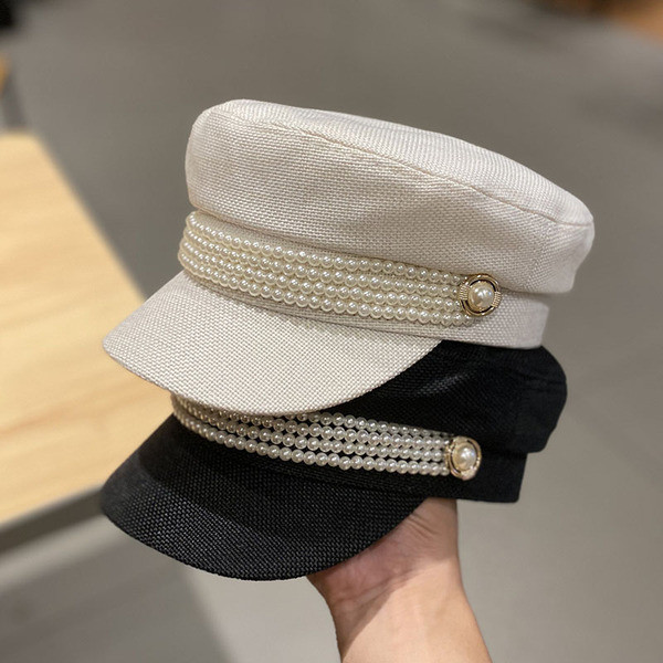 Stílusos női sapka gyöngyökkel és napellenzővel