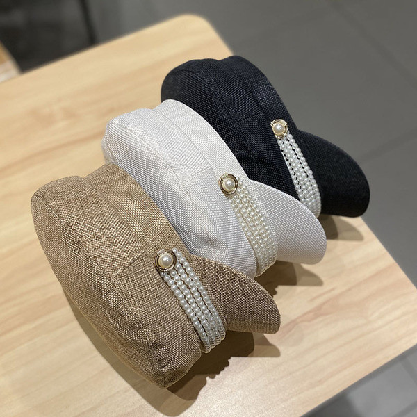 Stílusos női sapka gyöngyökkel és napellenzővel