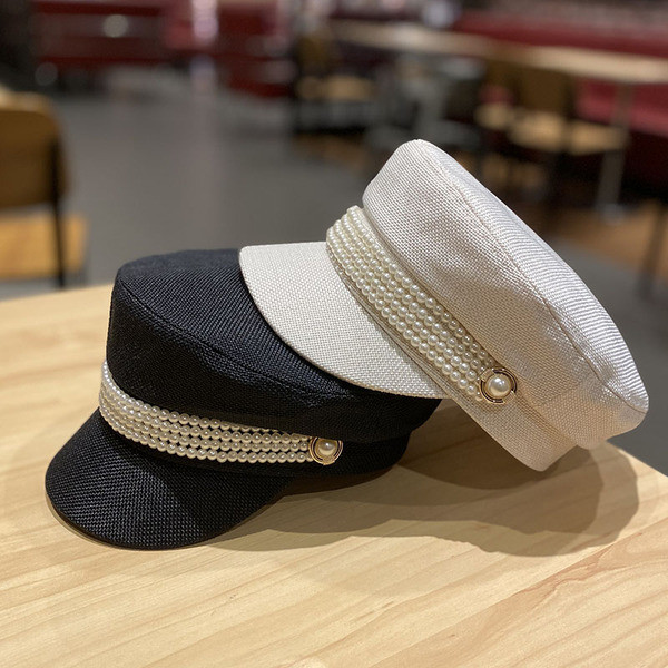 Stílusos női sapka gyöngyökkel és napellenzővel