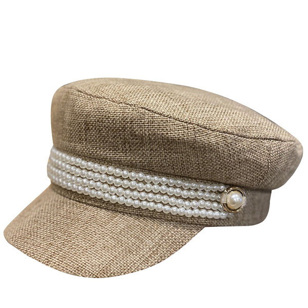 Stílusos női sapka gyöngyökkel és napellenzővel