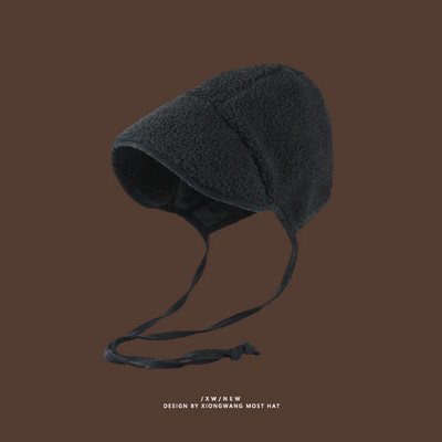 Női kalap nyakkendővel