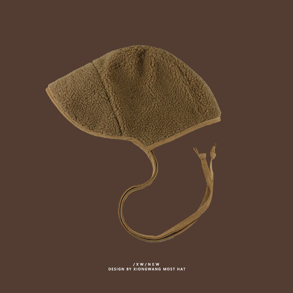 Női kalap nyakkendővel