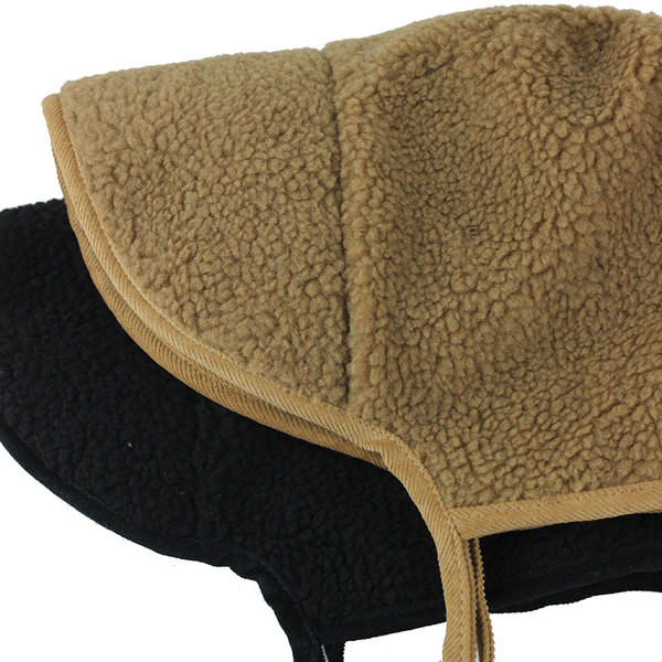 Női kalap nyakkendővel