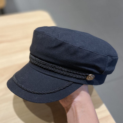 Γυναικείο καπέλο με γείσο και μεταλλικό στοιχείο