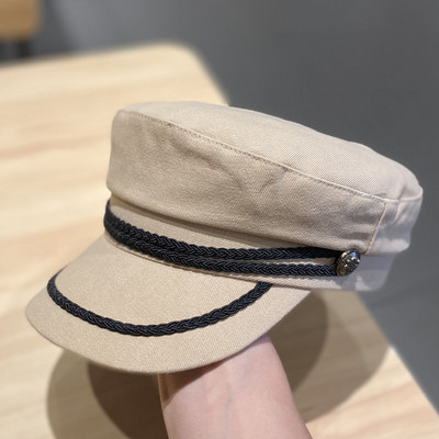 Γυναικείο καπέλο με γείσο και μεταλλικό στοιχείο