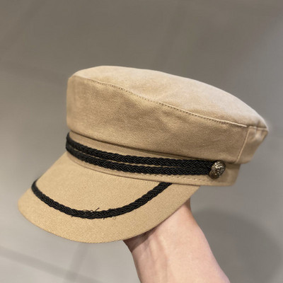 Γυναικείο καπέλο με γείσο και μεταλλικό στοιχείο