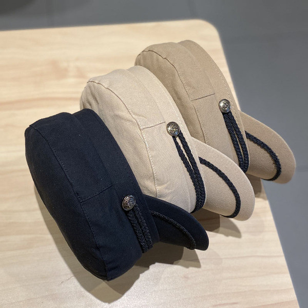 Γυναικείο καπέλο με γείσο και μεταλλικό στοιχείο