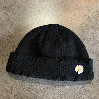 Καθημερινό γυναικείο καπέλο με κεντήματα και σκισμένα μοτίβα