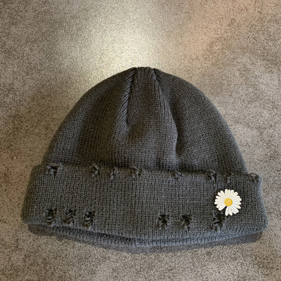 Καθημερινό γυναικείο καπέλο με κεντήματα και σκισμένα μοτίβα