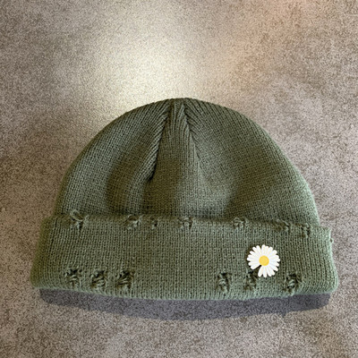 Καθημερινό γυναικείο καπέλο με κεντήματα και σκισμένα μοτίβα