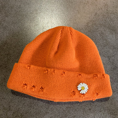 Καθημερινό γυναικείο καπέλο με κεντήματα και σκισμένα μοτίβα