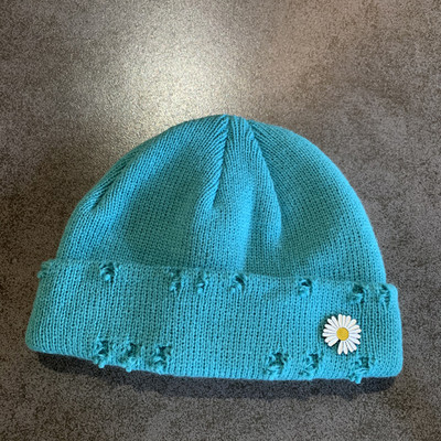 Καθημερινό γυναικείο καπέλο με κεντήματα και σκισμένα μοτίβα