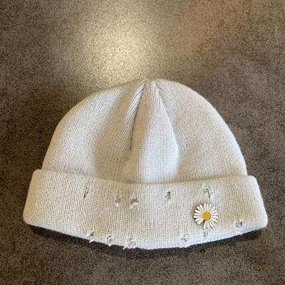 Καθημερινό γυναικείο καπέλο με κεντήματα και σκισμένα μοτίβα