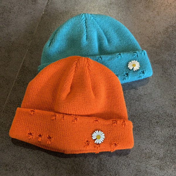 Καθημερινό γυναικείο καπέλο με κεντήματα και σκισμένα μοτίβα