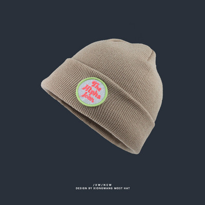 Vékony kötött sapka színes hímzéssel - sok színben