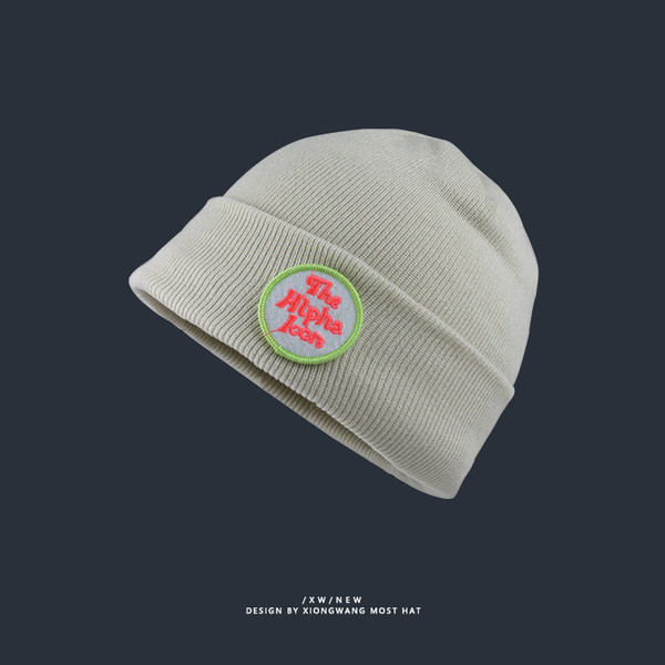 Vékony kötött sapka színes hímzéssel - sok színben