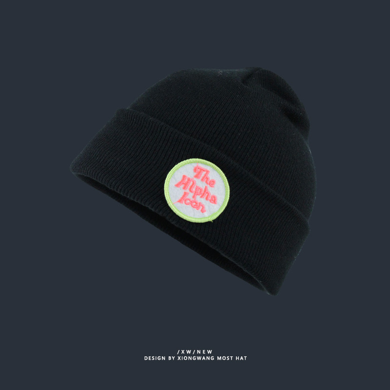 Vékony kötött sapka színes hímzéssel - sok színben