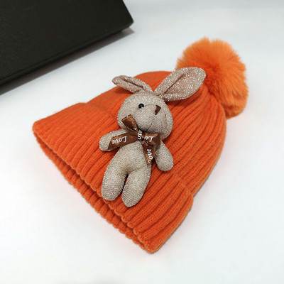 Kötött női téli sapka 3D elemmel és pehellyel