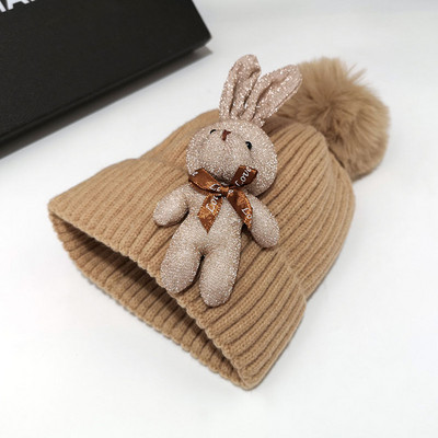 Kötött női téli sapka 3D elemmel és pehellyel