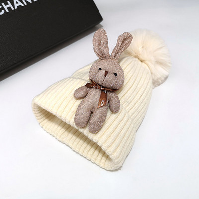 Kötött női téli sapka 3D elemmel és pehellyel