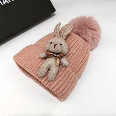 Kötött női téli sapka 3D elemmel és pehellyel