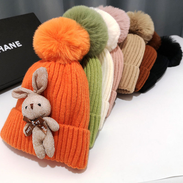 Kötött női téli sapka 3D elemmel és pehellyel