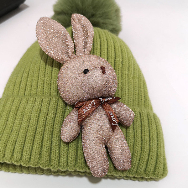 Kötött női téli sapka 3D elemmel és pehellyel