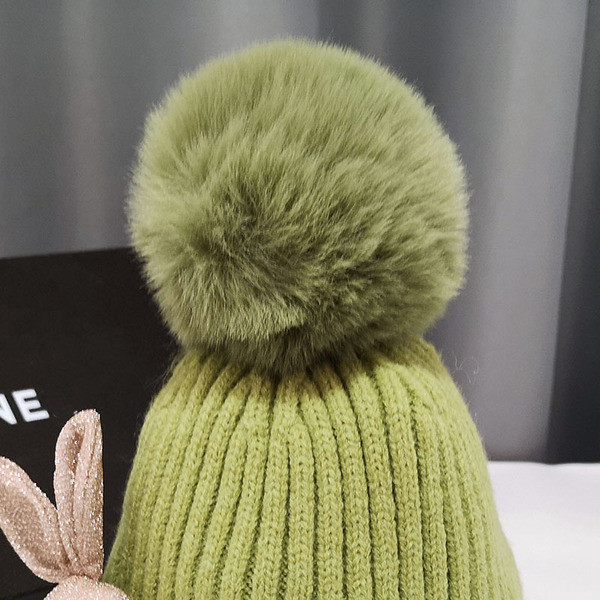 Kötött női téli sapka 3D elemmel és pehellyel