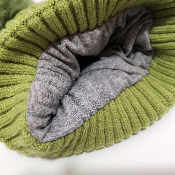 Kötött női téli sapka 3D elemmel és pehellyel