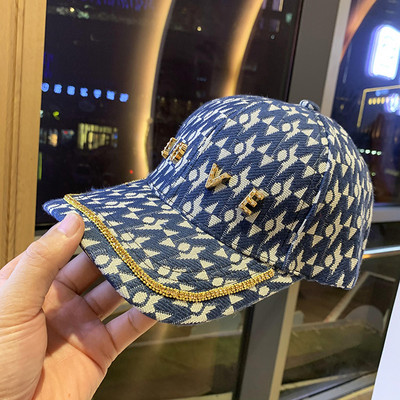 Új modell női sapka napellenzővel és fém felirattal