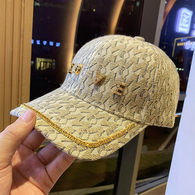 Új modell női sapka napellenzővel és fém felirattal