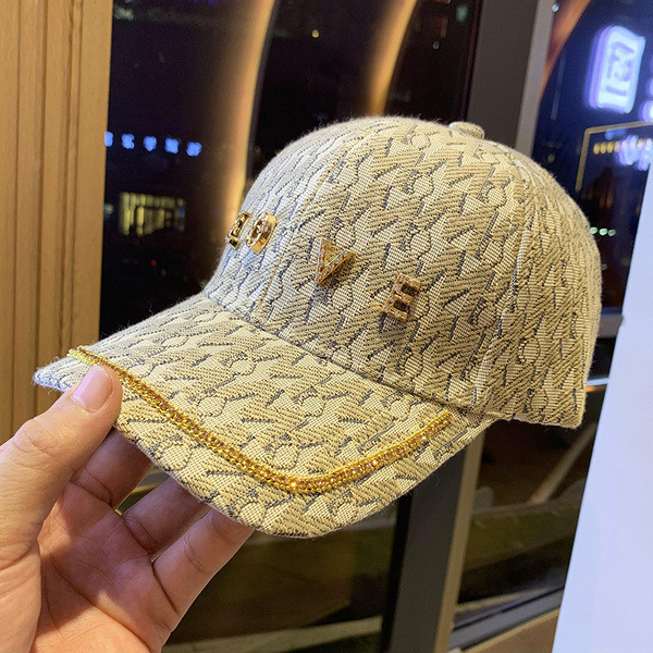 Új modell női sapka napellenzővel és fém felirattal