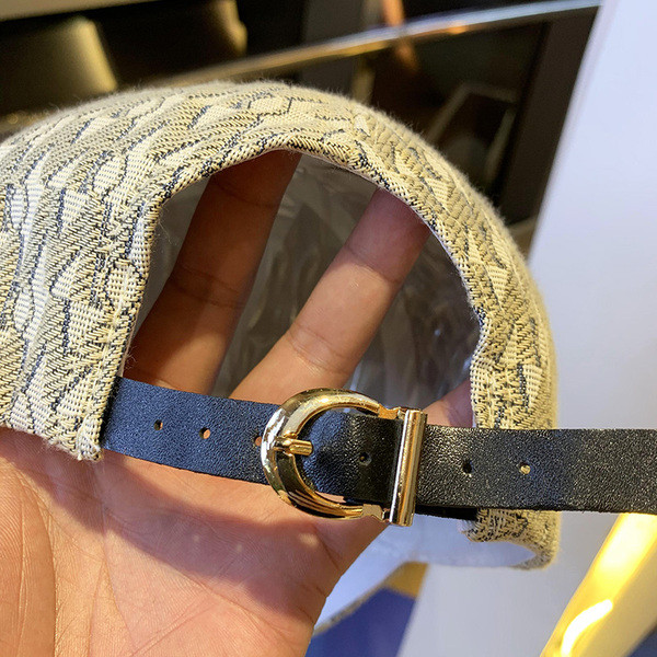 Új modell női sapka napellenzővel és fém felirattal