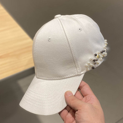 Ženski šešir sa šilterom i perlama u boji