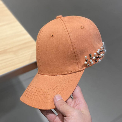 Ženski šešir sa šilterom i perlama u boji