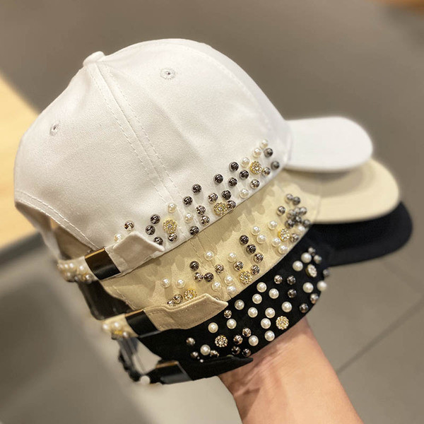 Ženski šešir sa šilterom i perlama u boji