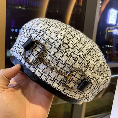 Stílusos női sapka fém díszítéssel