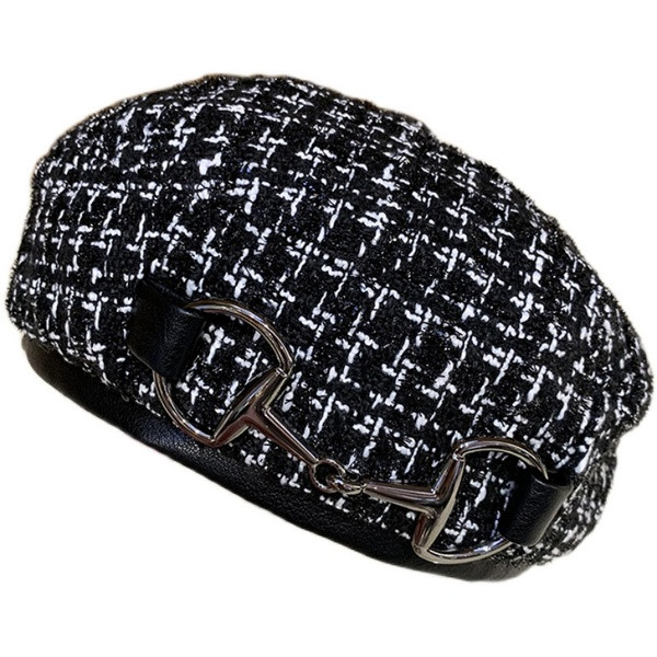 Stílusos női sapka fém díszítéssel