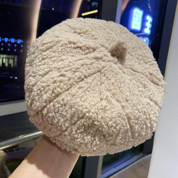 Bolyhos női beret típusú sapka