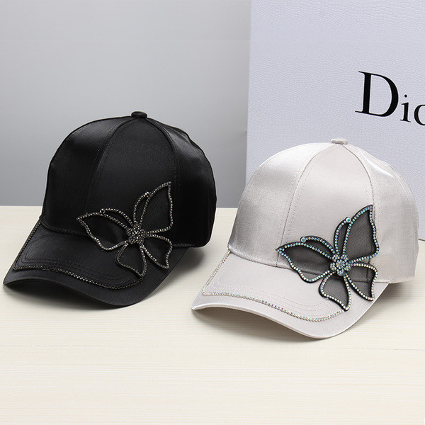 Aktuális női sapka 3D elemmel