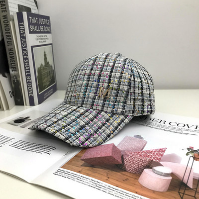 Új modell női sapka - napellenzővel és fém elemmel