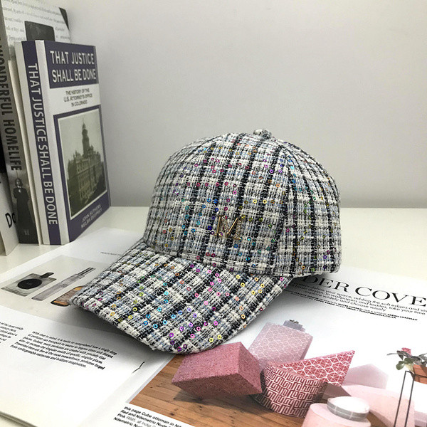 Új modell női sapka - napellenzővel és fém elemmel