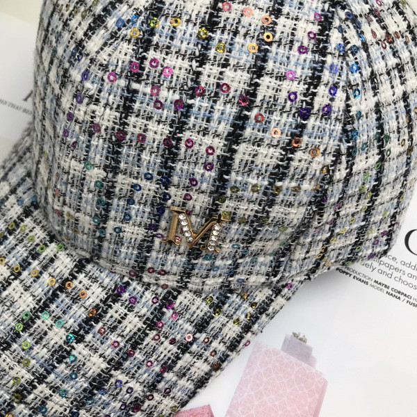 Új modell női sapka - napellenzővel és fém elemmel