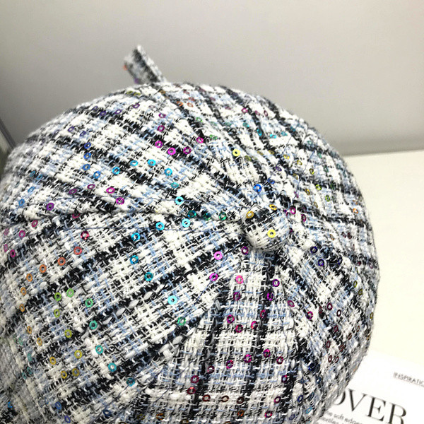 Új modell női sapka - napellenzővel és fém elemmel