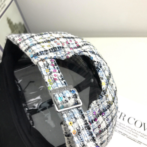 Új modell női sapka - napellenzővel és fém elemmel