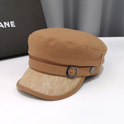 Κομψό γυναικείο καπέλο με γυαλιστερό αποτέλεσμα και αγκράφα