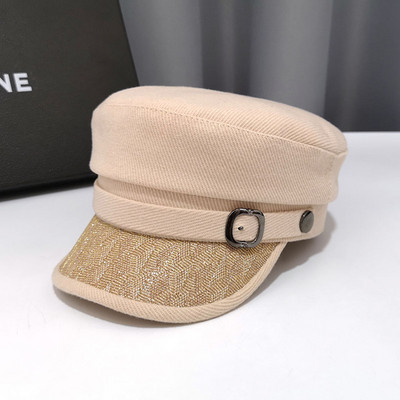 Κομψό γυναικείο καπέλο με γυαλιστερό αποτέλεσμα και αγκράφα