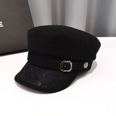 Κομψό γυναικείο καπέλο με γυαλιστερό αποτέλεσμα και αγκράφα